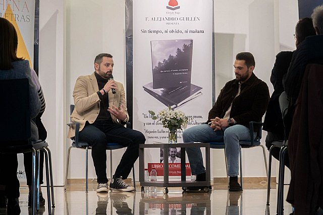 El poeta Alejandro Guillén inaugura “Archena entre letras” con un lleno en el museo local