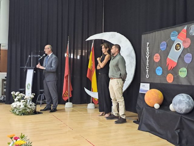 El consejero de Educación conoce el proyecto de cultura lunar del IES Pedro Guillén de Archena