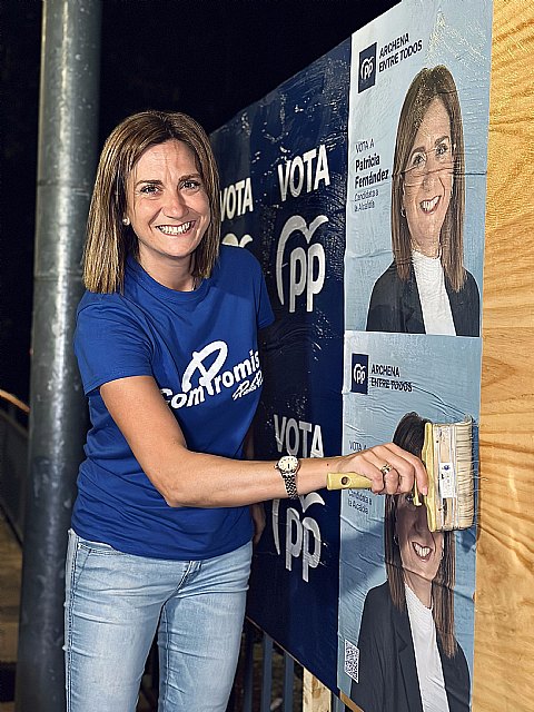 Patricia Fernández elige el Puente de Hierro para la tradicional pegada de carteles que marca el inicio de la campaña electoral