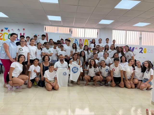 La alcaldesa visita la primera Escuela de Verano Joven de Archena, en la que participan casi un centenar de adolescentes