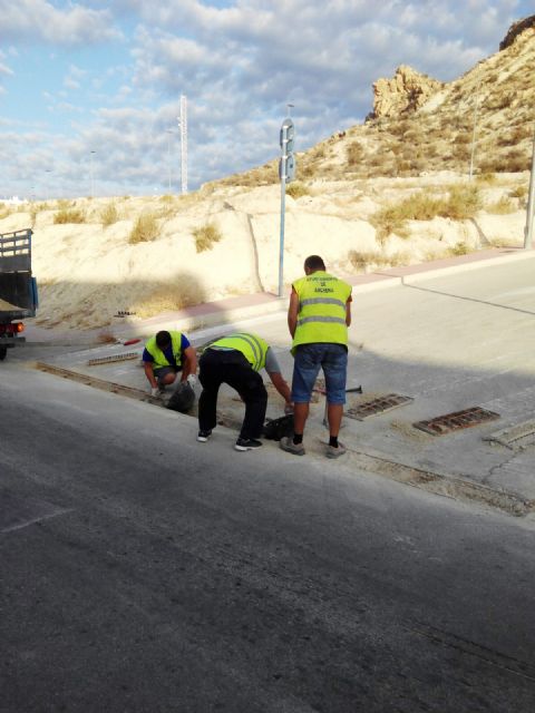Limpieza de los más de 20 imbornales y rejillas de recogida de aguas pluviales para evitar desbordamientos de cara a las próximas lluvias