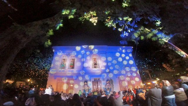 Los elfos de Papá Noel esperan a los niños de Archena en la fábrica de juguetes que se inaugura hoy