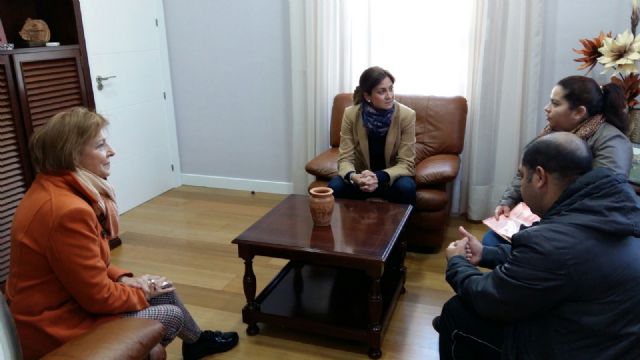 La Alcaldesa recibe oficialmente al 'Héroe de Archena' que salvó de las llamas en 2014 a una persona mayor impedida