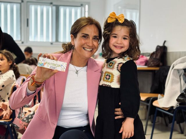 La alcaldesa de Archena visita las Escuelas de Semana Santa del municipio