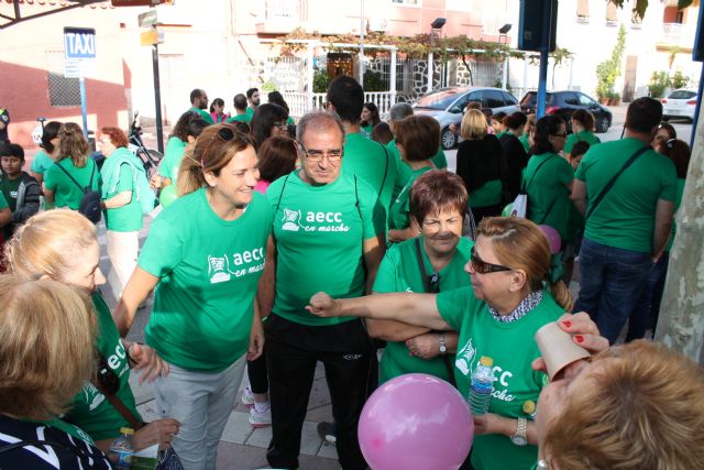 Varios centenares de personas en la marcha a pie esta mañana de la Asociación de la Lucha Contra el Cáncer