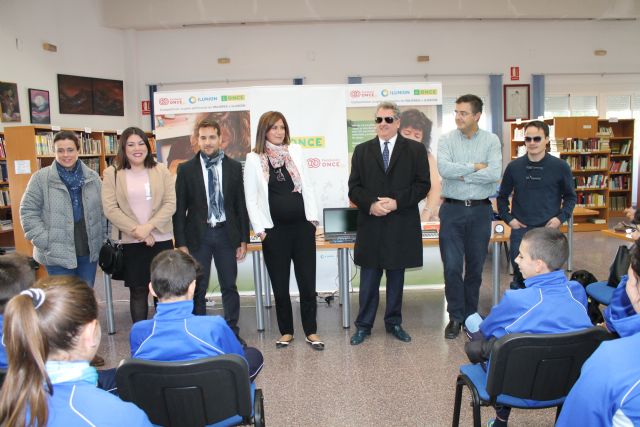 Los escolares del municipio participan en el circuito de movilidad y en el taller de tecnología adaptada de la ONCE