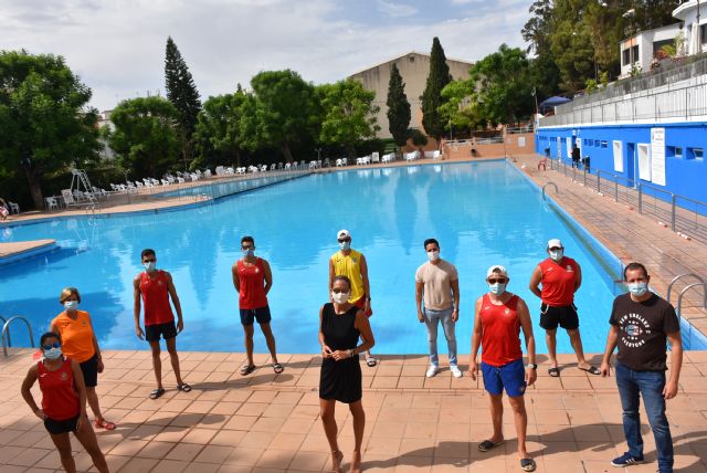 La alcaldesa de Archena visita la piscina municipal de verano para supervisar el correcto funcionamiento y la implantación de las medidas anticovid