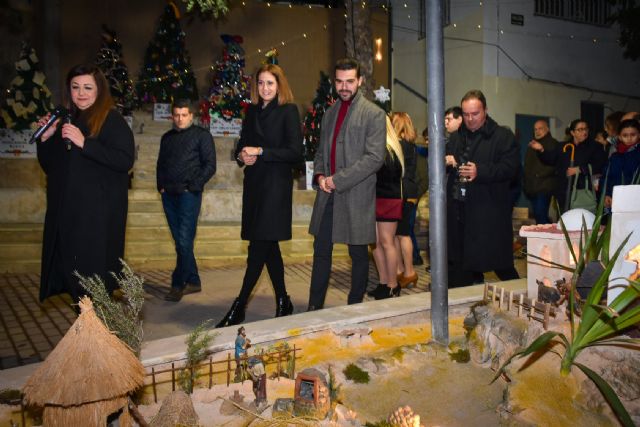 Un millar de personas asistieron ayer noche a la inauguración del monumental belén municipal de Archena