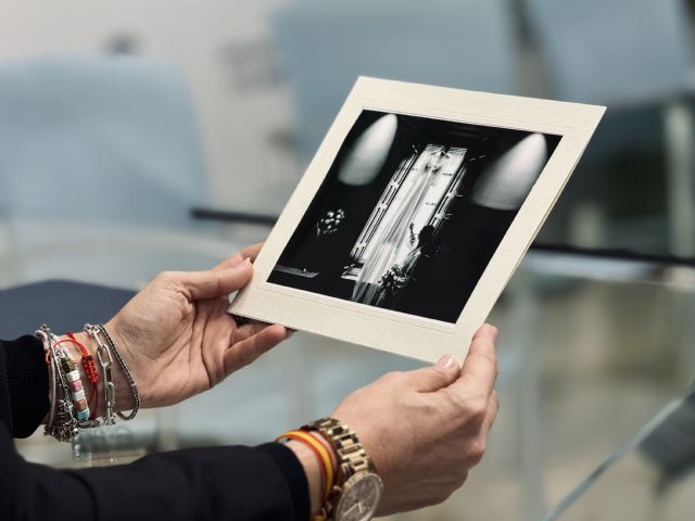 Patricia Fernández recibe al artista archenero Miguel Ángel López, nominado a un Goya de Fotografía