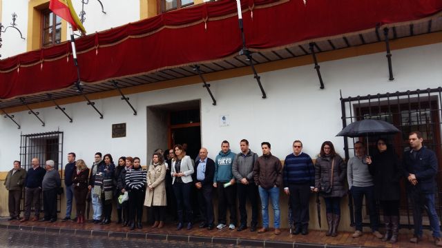 Concentración en las puertas del Ayuntamiento esta mañana por los atentados de hoy en Bruselas