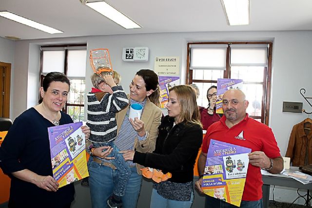 La Alcaldesa entrega a la familia de los niños José y Pedro más de 50 kilos de tapones para colaborar en la cura de su enfermedad de las denominadas raras.
