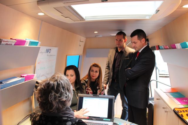 El INFOmóvil visita Archena para asesorar e incorporar a empresas y comercios al portal regional de promoción 'Encuentra tu sitio'