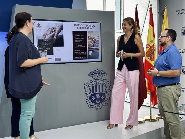 La alcaldesa de Archena presenta los nuevos itinerarios formativos diseñados por el Ayuntamiento y que se impartirán hasta diciembre