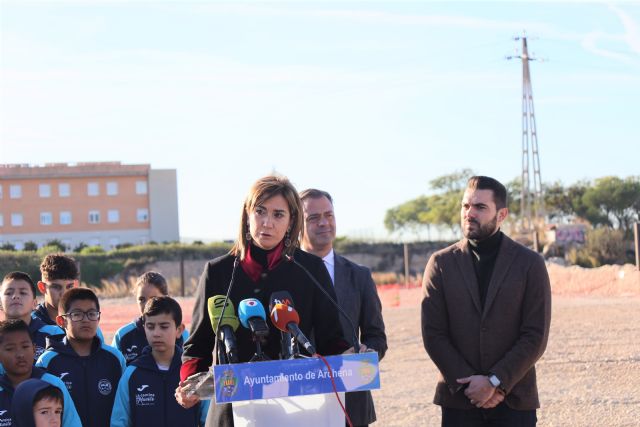 La alcaldesa de Archena y el consejero de Presidencia ponen la primera piedra del nuevo complejo deportivo de La Algaida en el que se invertirán 2,5 millones