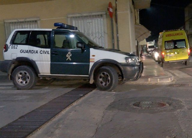 La Benemérita evacua a cuatro personas del interior de una vivienda en llamas