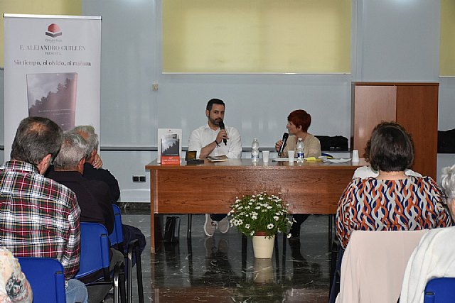 La Algaida celebra el Día del Libro con el poeta Alejandro Guillén
