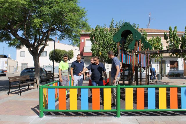 Los vecinos del barrio del Sanatorio de Archena disfrutan desde hoy de una zona de juegos más segura
