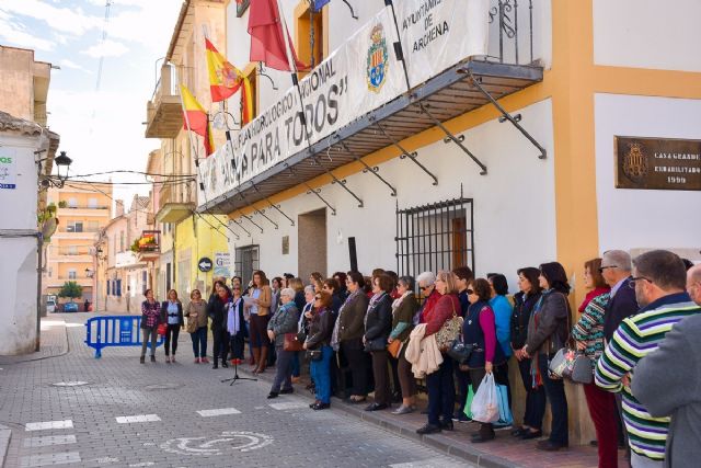 La Alcaldesa ha leído ante más de 200 personas en la plaza de España el Manifiesto Institucional contra la Violencia de Género