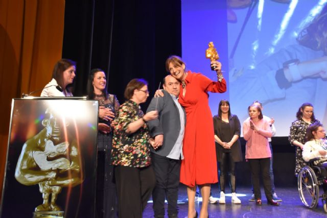 Lleno absoluto en el Teatro Villa de Archena para presenciar el musical 'Llano es lo mismo' interpretado por los usuarios del Centro de Día Llano del Barco
