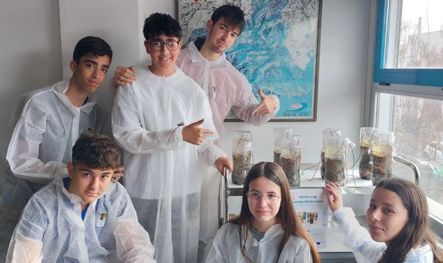Alumnos del IES Vicente Medina de Archena usan bacterias del río como fuente de energía renovable