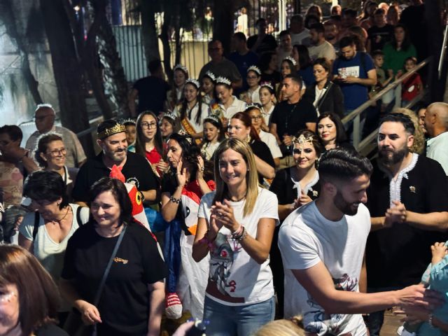 Tradición y fiesta se unen en Archena para celebrar la tradicional noche miguera, la más esperada del año, que congregó a más de 5000 personas