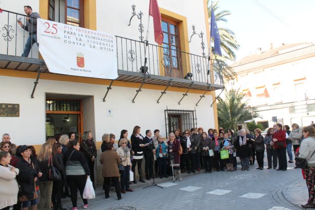 Un centenar de personas han acudido esta mañana a la Marcha Popular y a la Lectura del Manifiesto contra la Violencia de Género