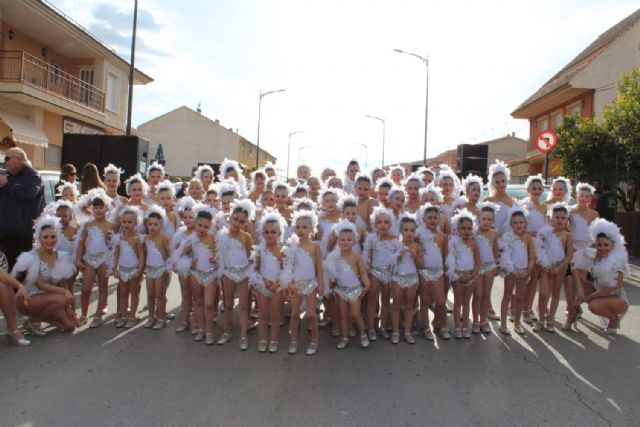 17 comparsas de carnaval realizaron un desfile extraordinario en el Domingo de Piñata archenero