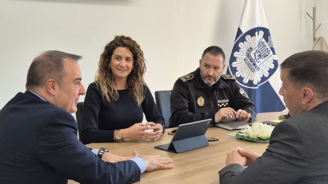 El director general de Administración Local visita las dependencias policiales de Archena