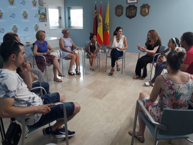 Recepción de la Alcaldesa a las familias que acogen este verano a tres niños saharauis