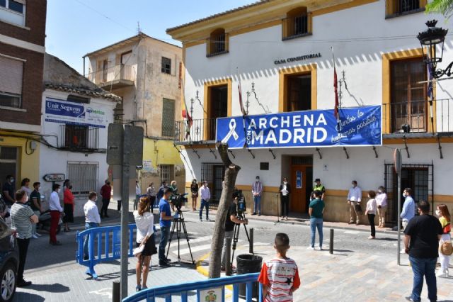 Un centenar de personas se concentran en Archena por las víctimas de la pandemia