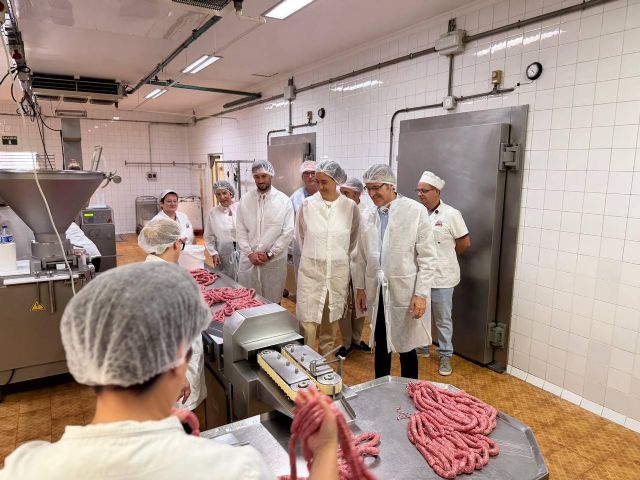 La alcaldesa de Archena y el consejero Luis Alberto Marín visitan la empresa artesanal 'Embutidos La Ca&ntilde;ada'