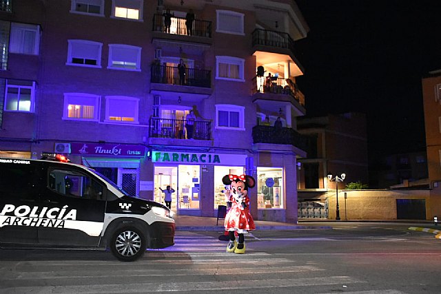La Policía Local de Archena homenajea con una caravana musical por las calles a los más pequeños de la casa