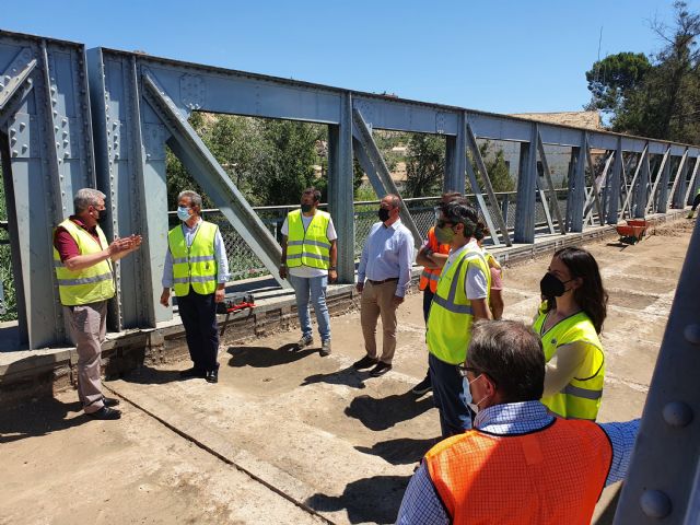 Fomento comienza a instalar la nueva losa de hormigón sobre el tablero del puente de Archena