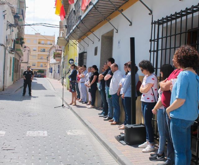 Minuto de silencio por la muerte trágica ayer de una mujer a manos de su pareja