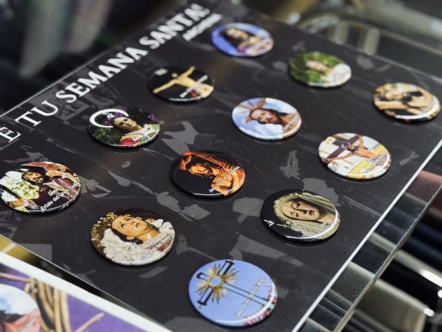 Comercio y tradición se unen en Archena con la colección de imanes de Semana Santa