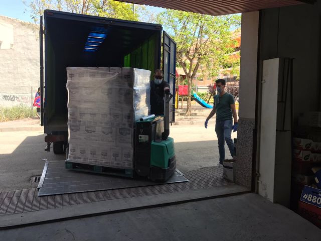 El PSOE de Archena entrega un palet de comida al banco de alimentos municipal para ayudar con la crisis de la Covid-19