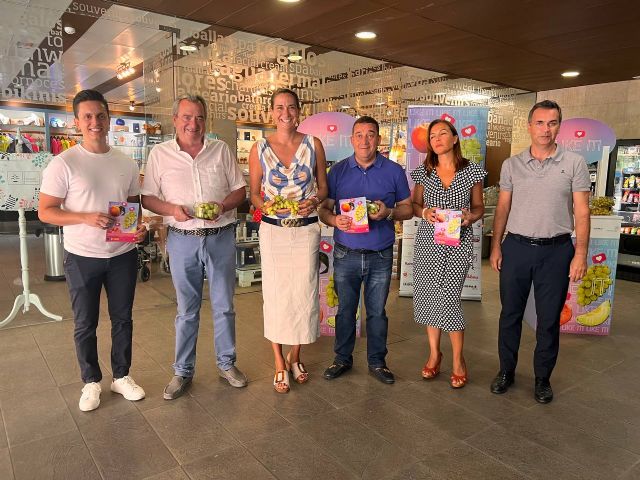 Asopex reparte fruta en Archena, entre los turistas del Balneario, para poner en valor este alimento saludable