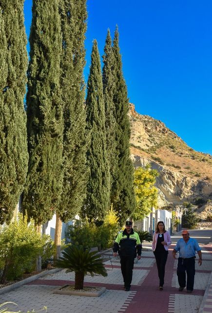 La Alcaldesa y técnicos municipales visitan las obras de mejora del camposanto archenero