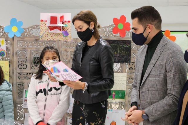 La Alcaldesa de Archena entrega los premios del concurso local 'Gracias Maestro'
