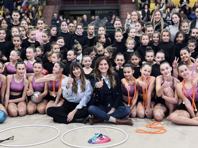Almudena Cid protagoniza, en Archena, una jornada sobre lectura y deporte, compartiendo sus vivencias y su libro 'Caminar sin punteras'
