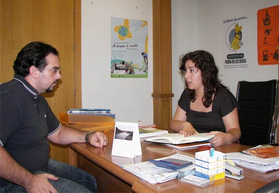 Concejal de Medio Ambiente Joaquín Lopez, a la derecha la técnico de Medio Ambiente Elena