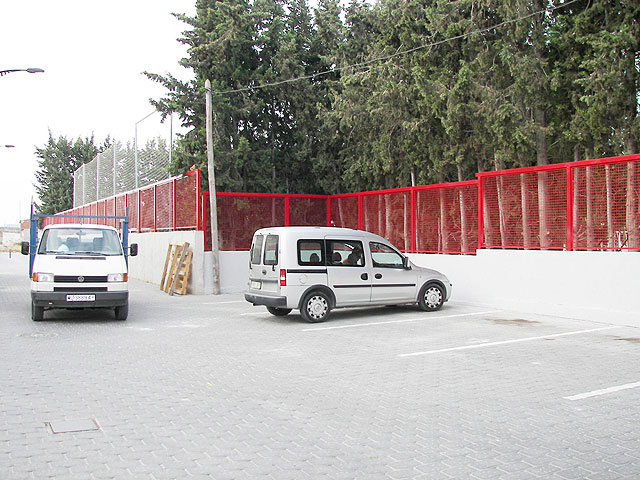 La foto corresponde al colegio público Emilio Candel donde se ha colocado una valla de protección nueva que protege todo el perímetro del centro escolar