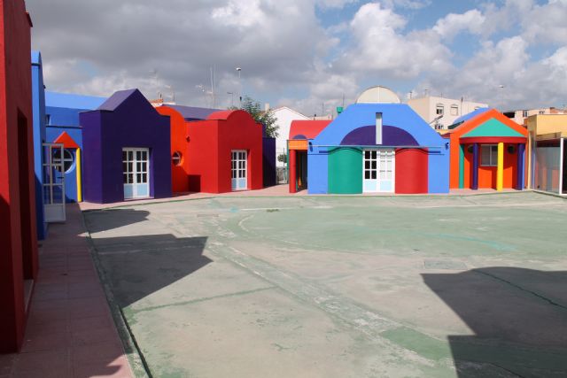 Pintados y remodelados todos los exteriores de la Escuela Infantil Municipal Colorines