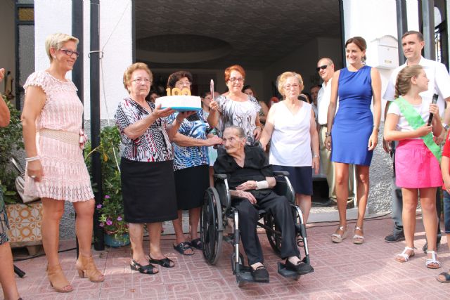La Alcaldesa de Archena homenajea a una vecina de El Hurtado en su cumpleaños por sus cien años de vida