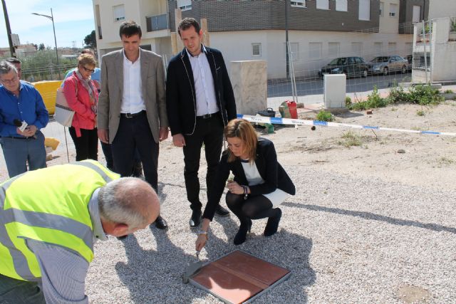 La Alcaldesa coloca la primera piedra del edificio que albergará un nuevo Centro y las dependencias de la Policía Local