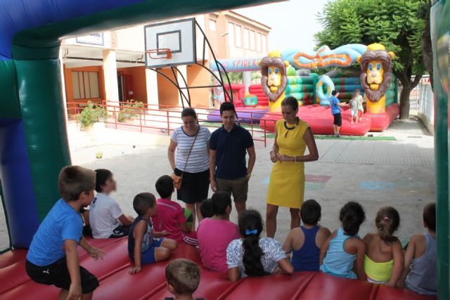La Alcaldesa visita la escuela municipal de verano