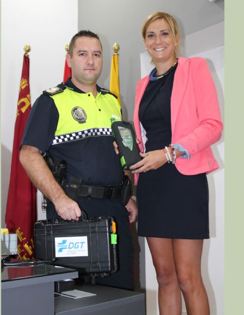 La Alcaldesa entrega a la Policía Local de Archena un nuevo etilómetro para la prevención del consumo de bebidas alcohólicas
