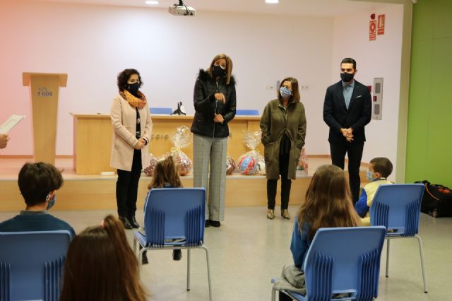 La Alcaldesa Patricia Fernández visita el Colegio El Ope para felicitar a los participantes del XIX Concurso Regional de Dibujo 'Mi pueblo, Europa'