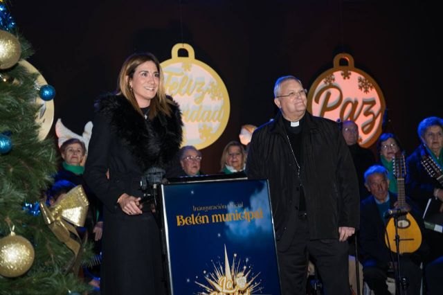 Monseñor Lorca Planes inaugura, junto a la alcaldesa de Archena, el belén municipal