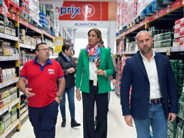 La alcaldesa de Archena visita el hipermercado Ekoprix tras su apertura en la ciudad